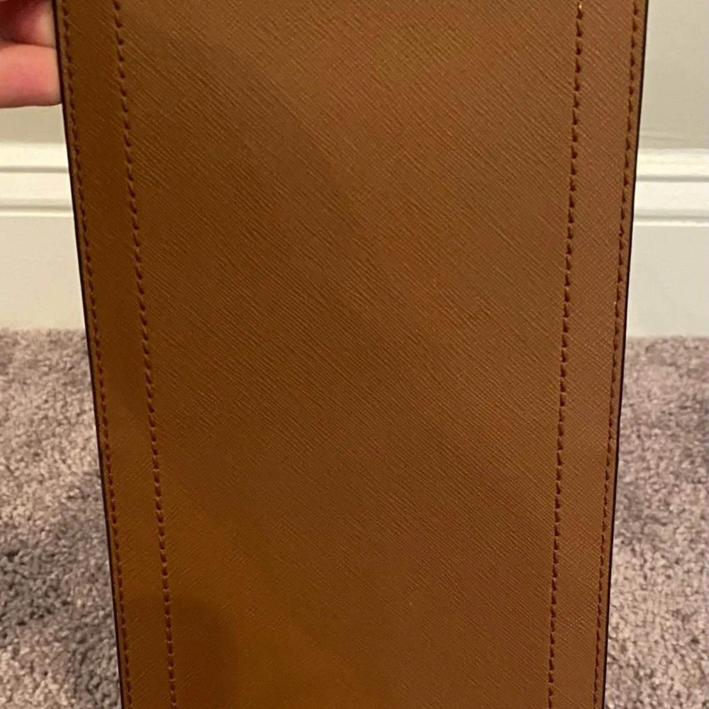 Brand New without tags Michael Michael Kors
SYLVIA SIGNATURE MEDIUM TOTE - Picture 8 of 14